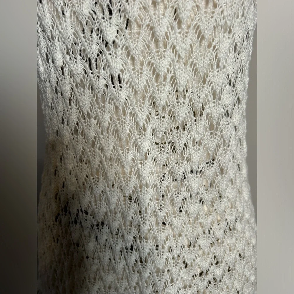 5/$25 BKE women’s sleeveless crocheted mixed media top size medium - Picture 6 of 11